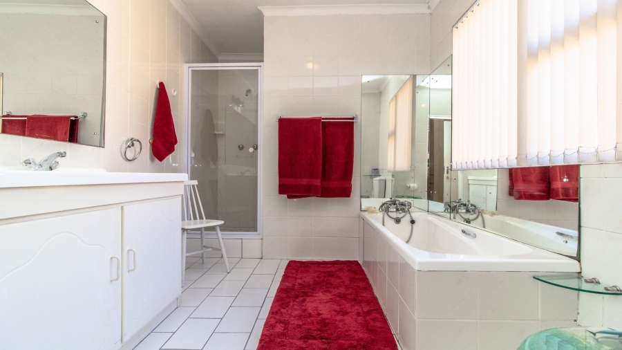 5 Bedroom Property for Sale in Sandbaai Western Cape